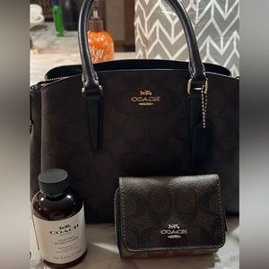 Coach purse. Great condition. Comes with wallet